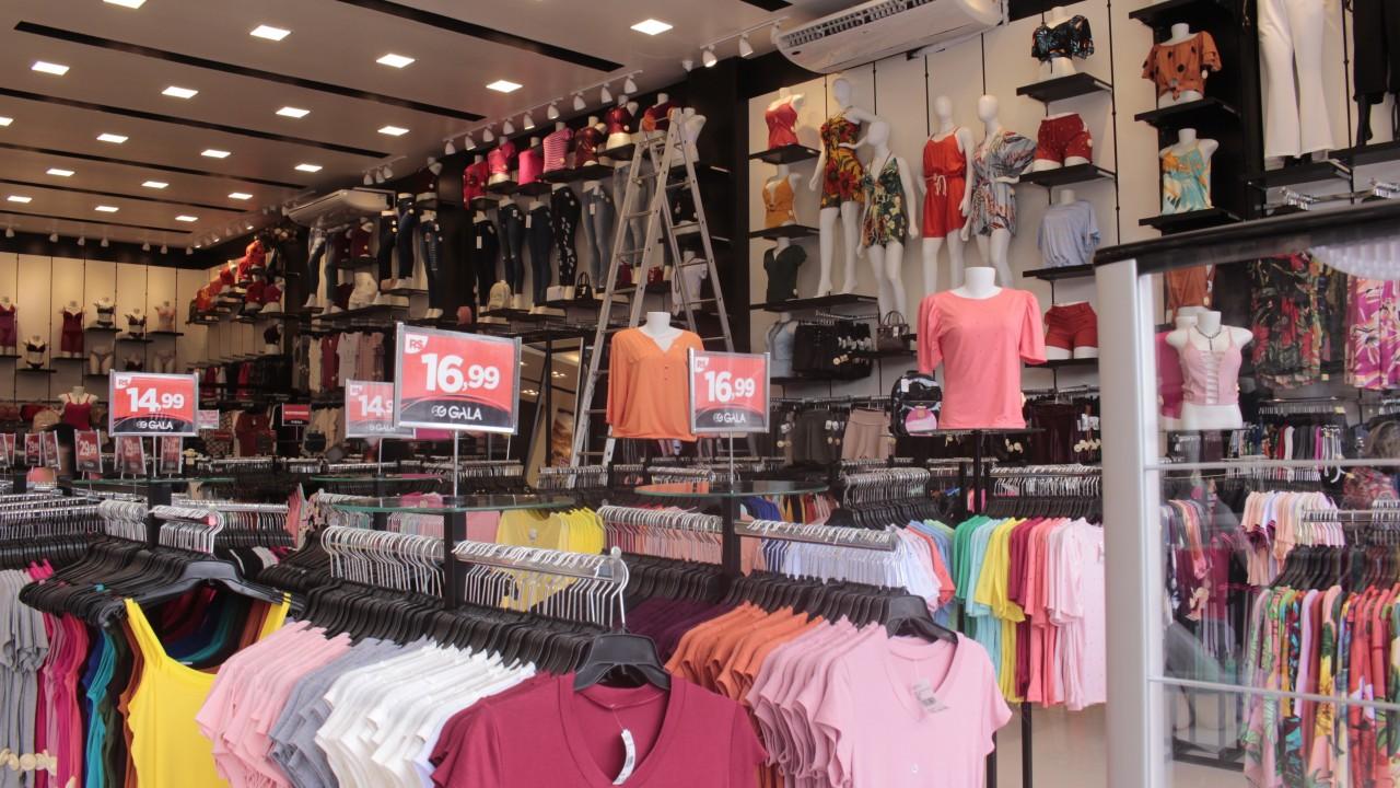 araras e expositores para roupas personalizadas sob medida