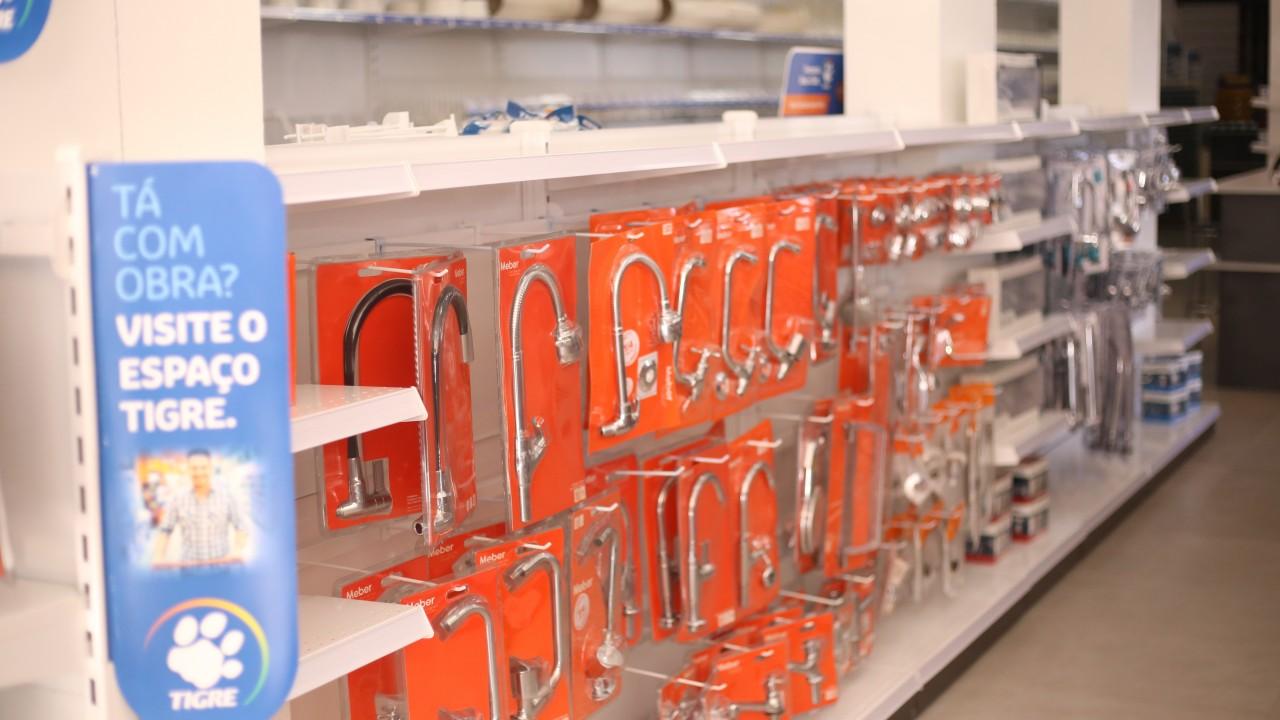 gôndolas com ganchos para loja de ferragens e construção