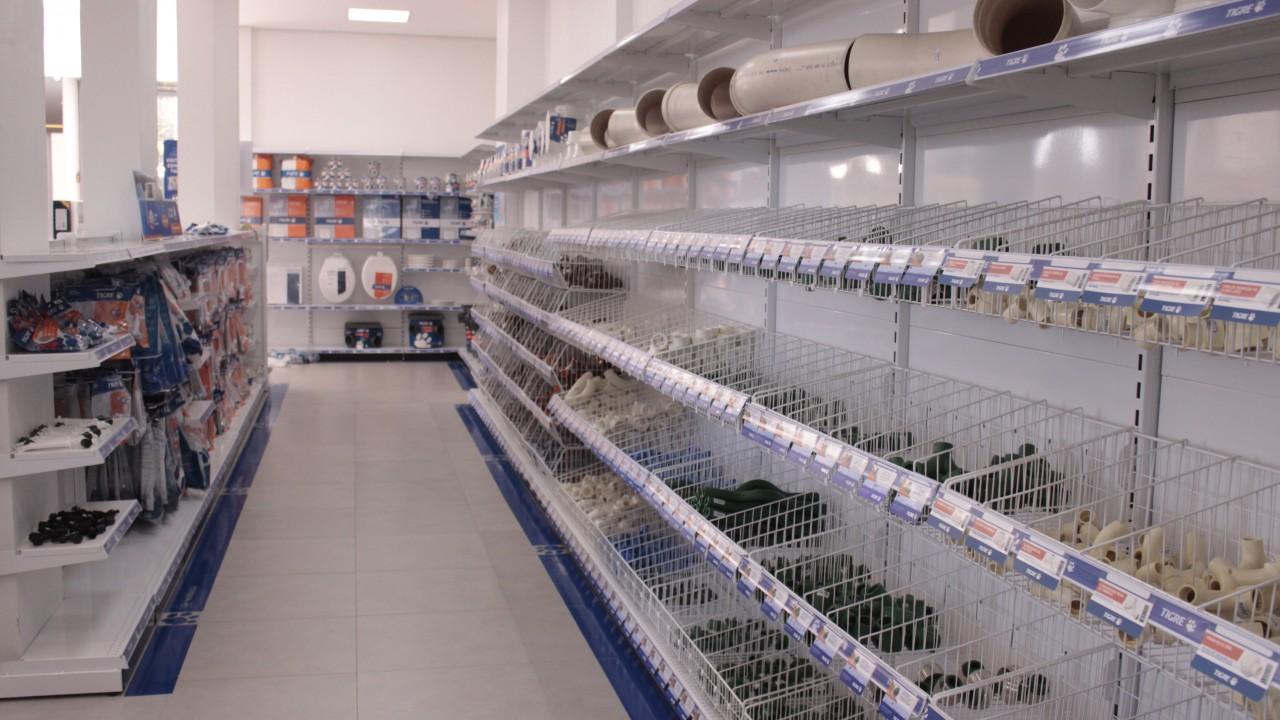 gôndolas e prateleiras personalizadas para loja de ferragens