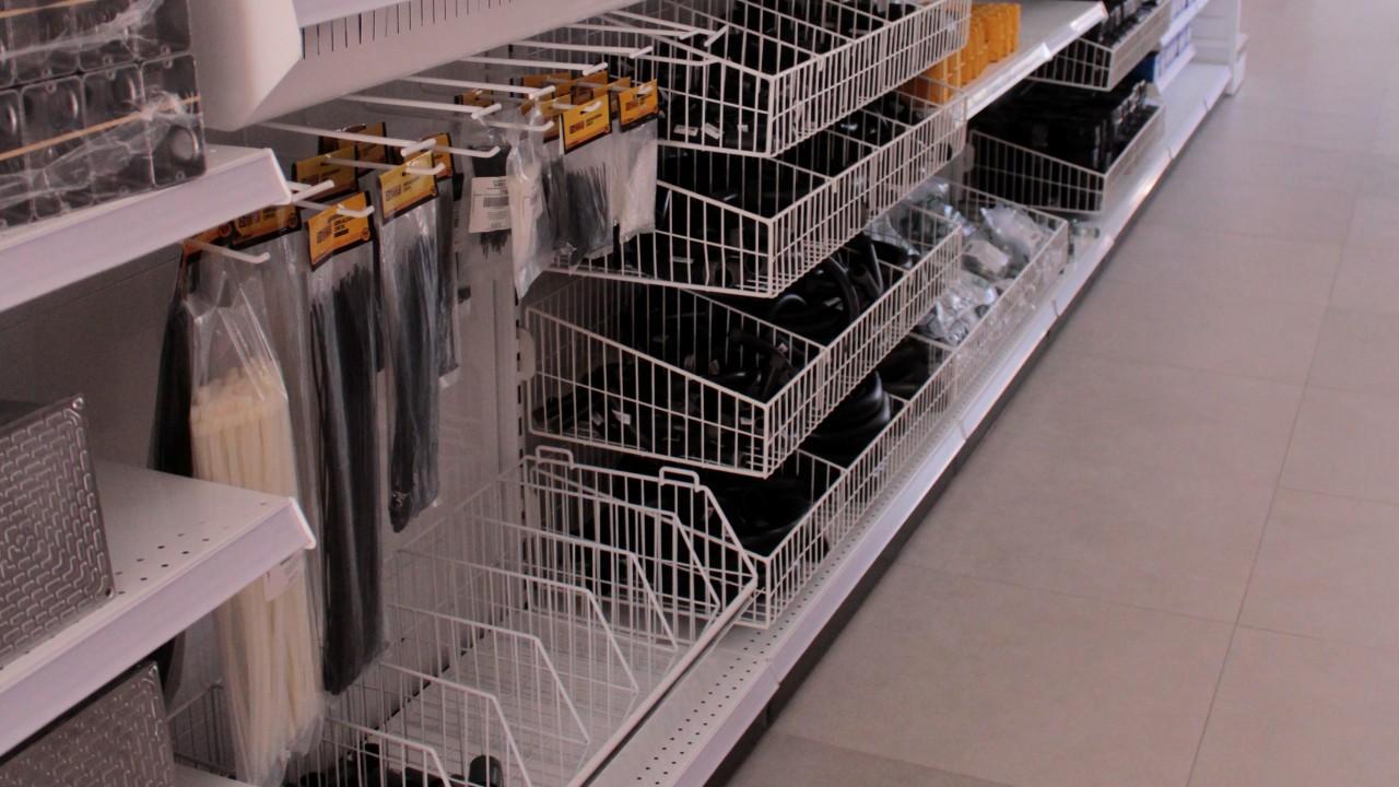 expositores e ganchos para loja de ferragens