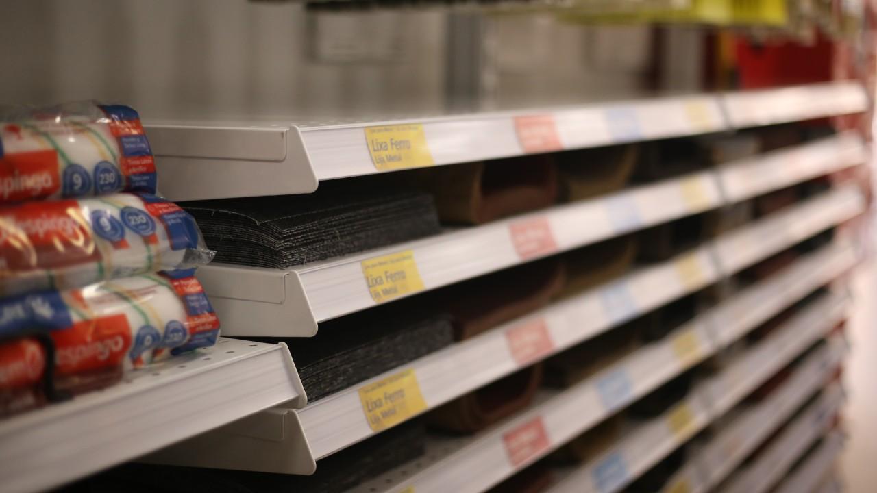 prateleiras para loja de ferragens