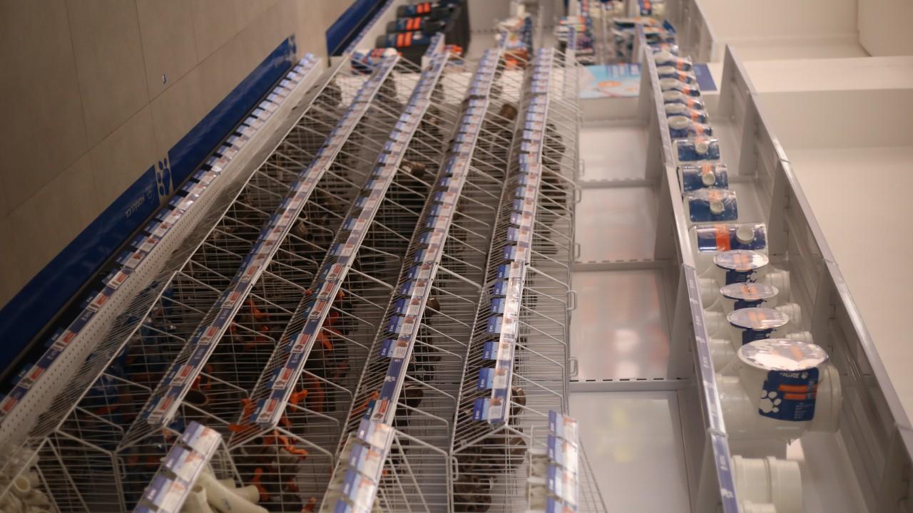 expositor para itens pequenos em loja de ferragens