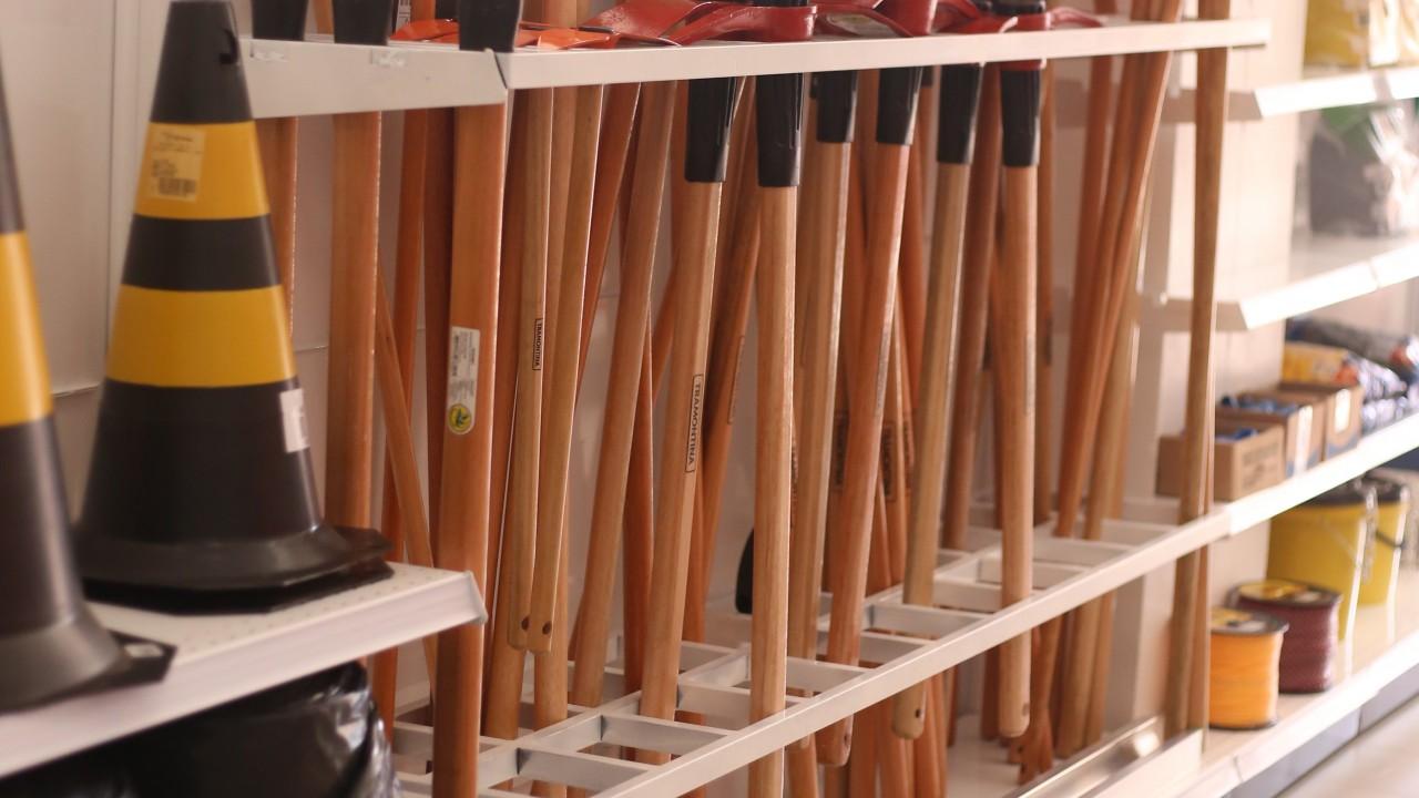 expositor personalizado para enxadas, pás e picaretas
