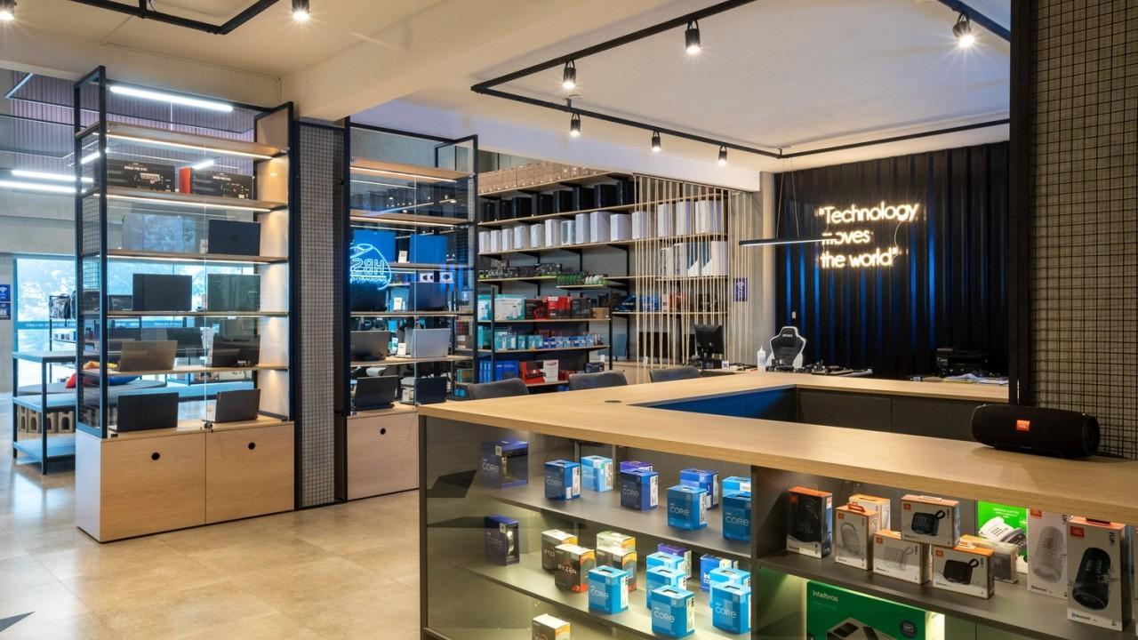 balcão expositor e prateleiras para itens de informática