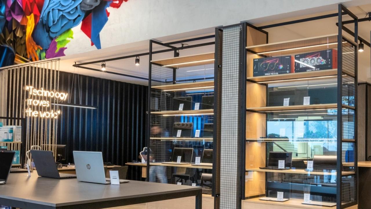 prateleiras e expositores para itens de informática