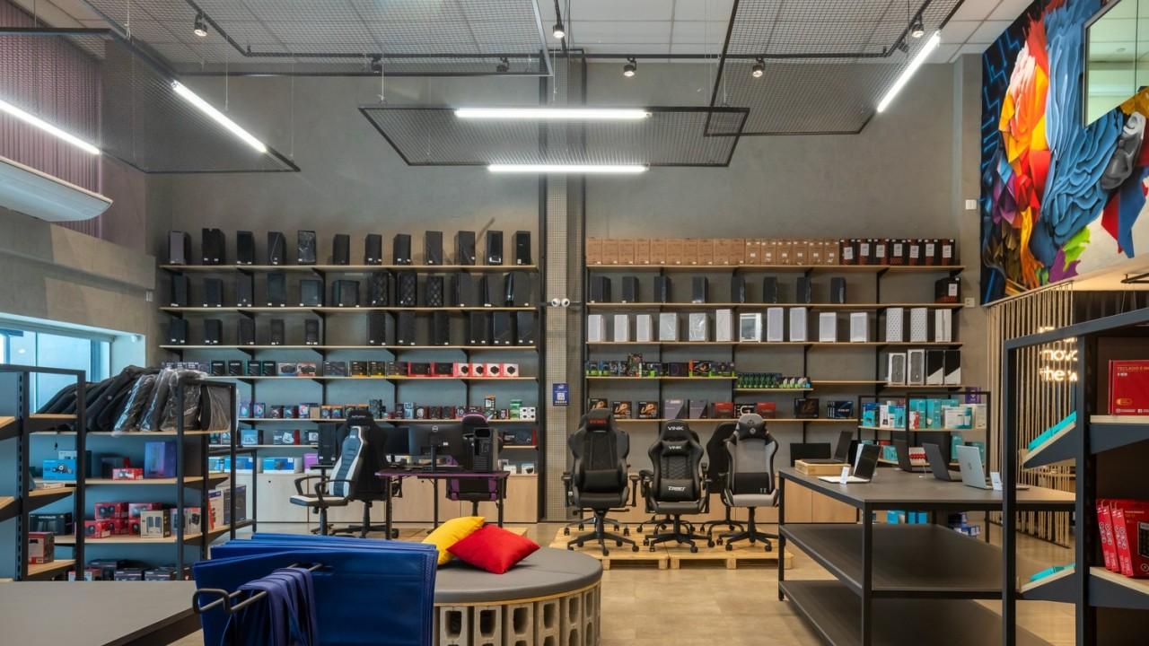 prateleiras e expositores para itens de informática