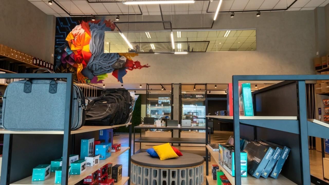 prateleiras e expositores para itens de informática