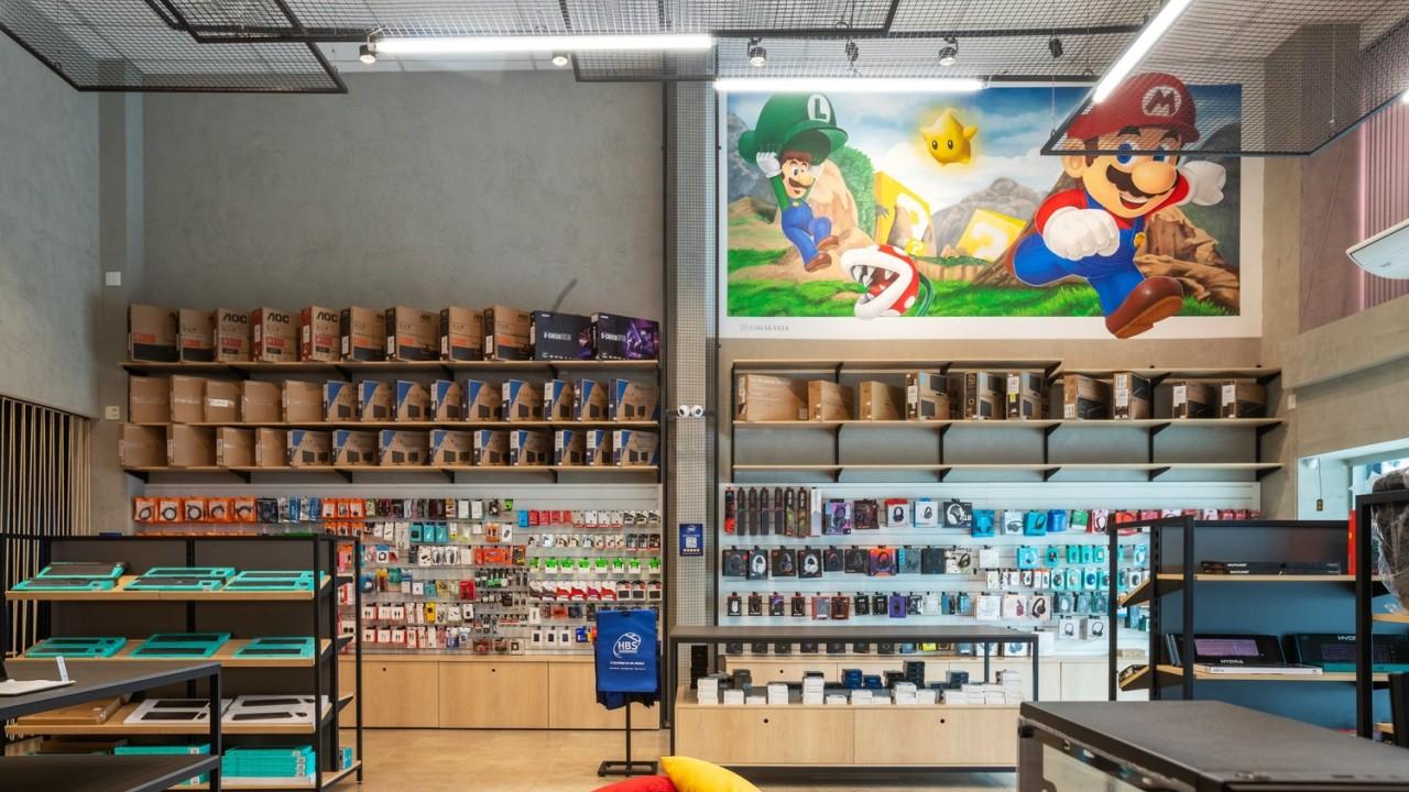 prateleiras e expositores para itens de informática