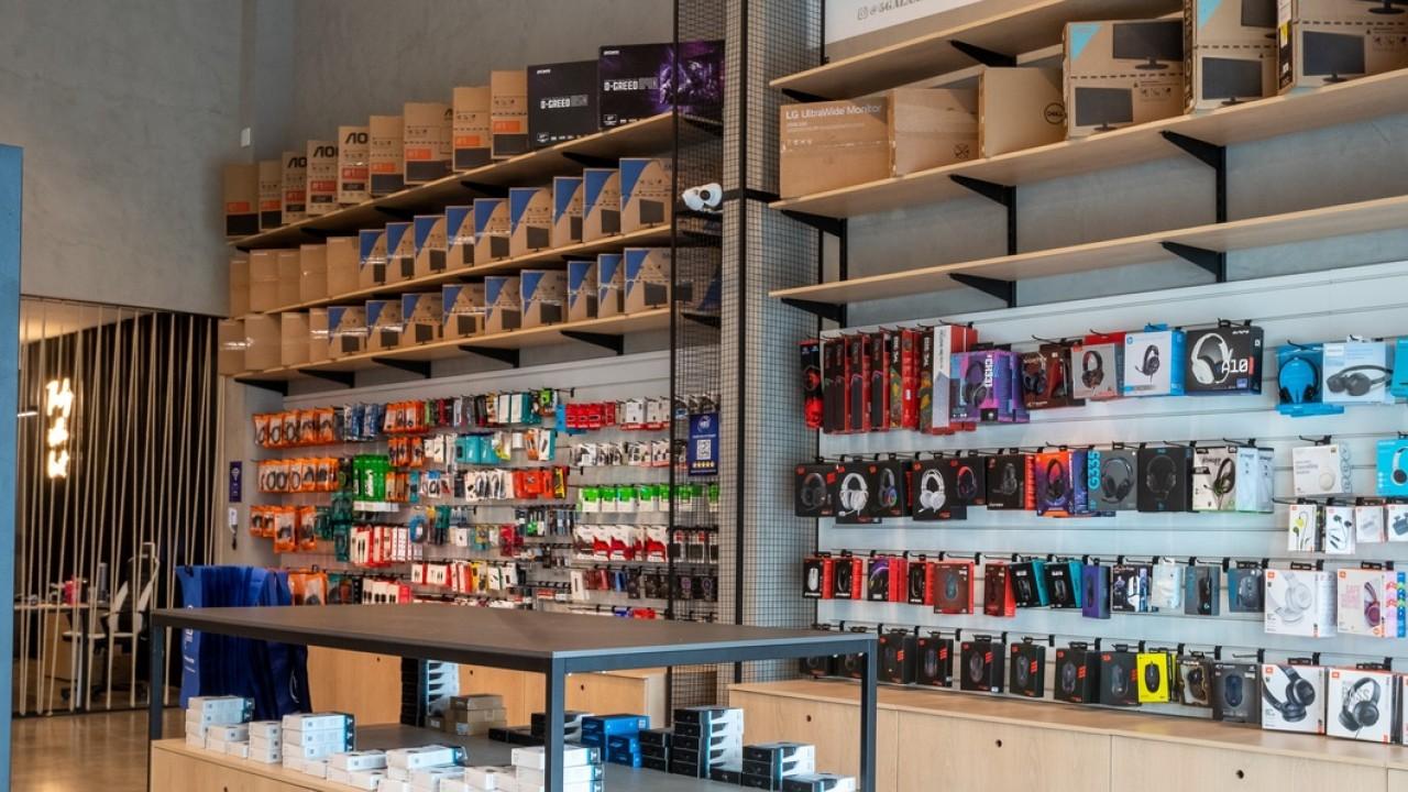 prateleiras e expositores para itens de informática