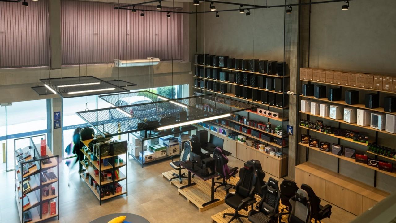 expositores de cadeiras e prateleiras em loja de informática