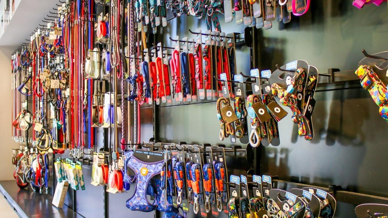 gôndolas e prateleiras para coleiras e acessórios pet de agropecuária e petshop