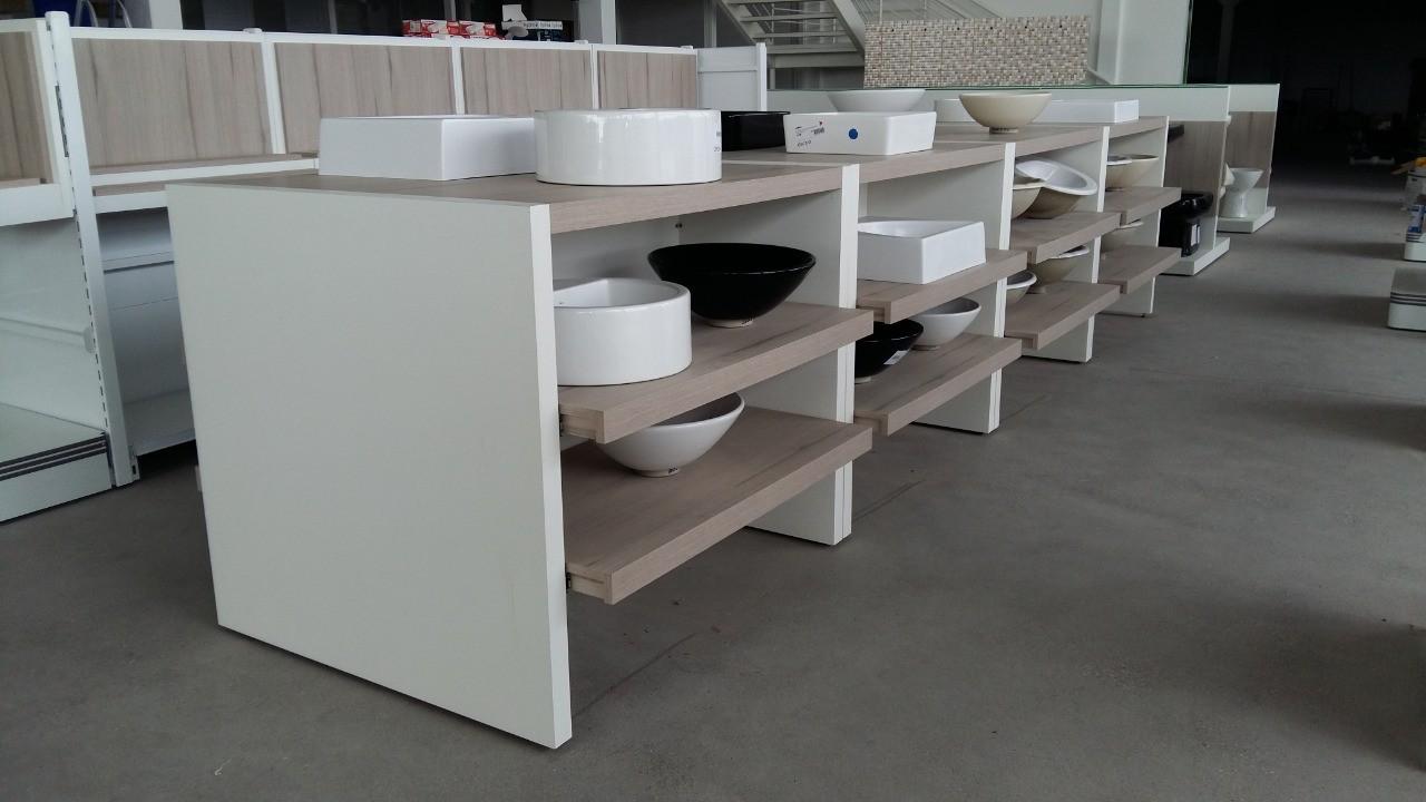 expositor de vasos e pias de banheiro