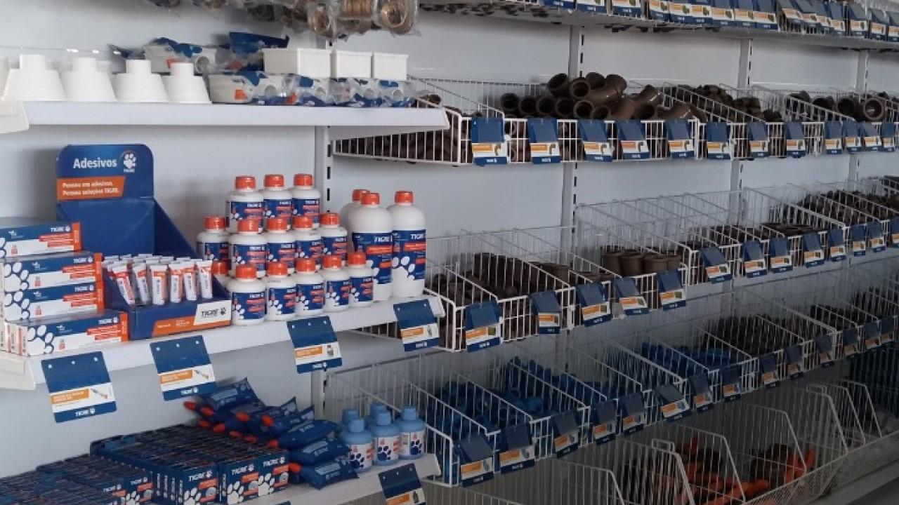 prateleira e gôndolas para ferramentas