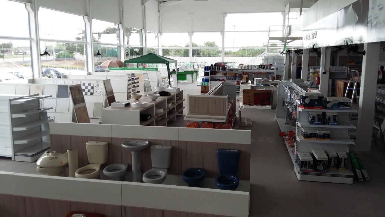 expositor de vasos sanitários, prateleiras e gôndolas de materiais de construção