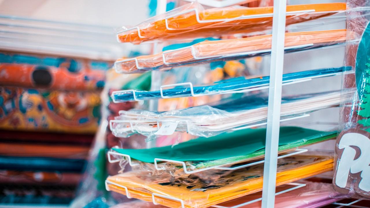 expositor de sacolas, plásticos, bazar