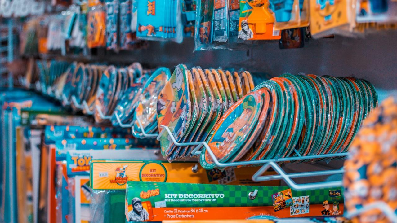 expositor de itens de festa em bazar