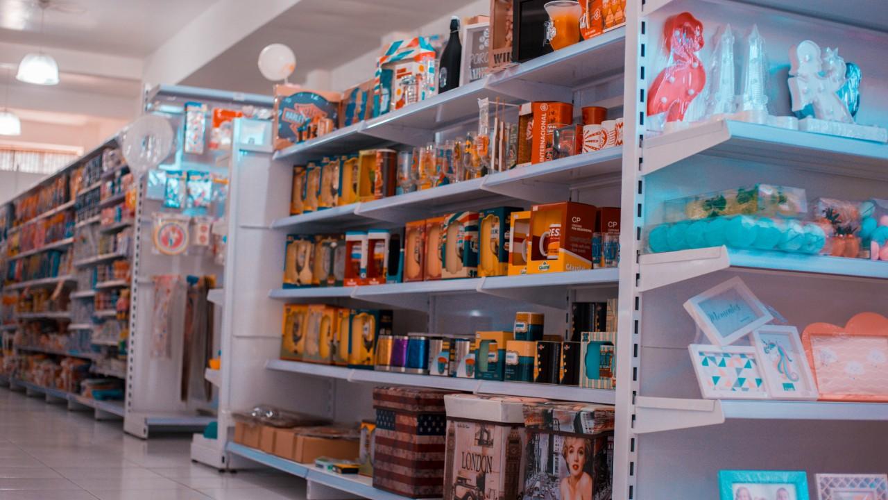 gôndolas e prateleiras para bazar