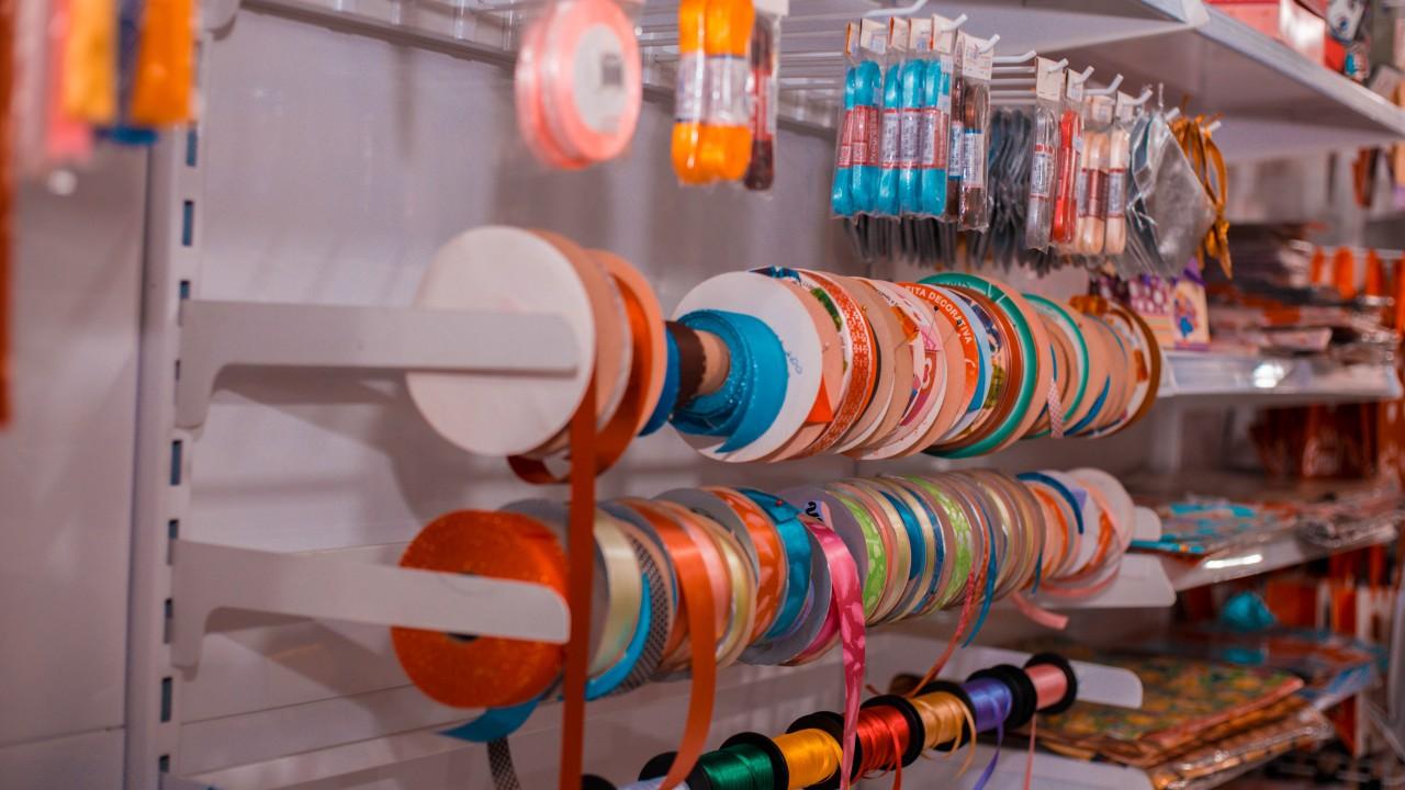 expositor de fitas e linhas para bazar