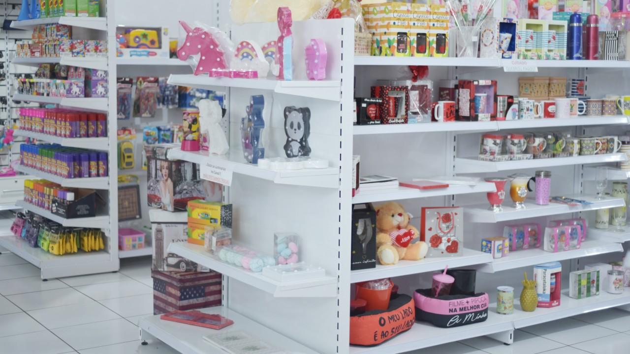 gôndolas e prateleiras para bazar