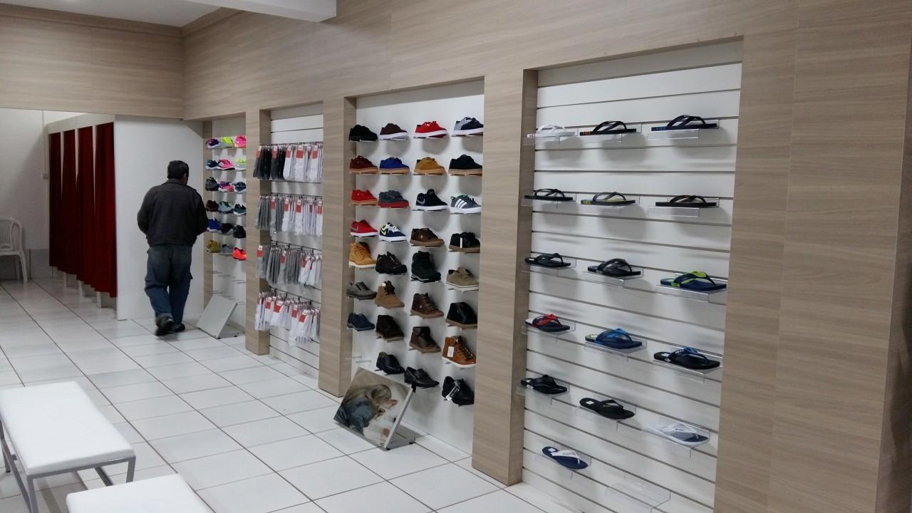 prateleiras sob medida de calçados para loja