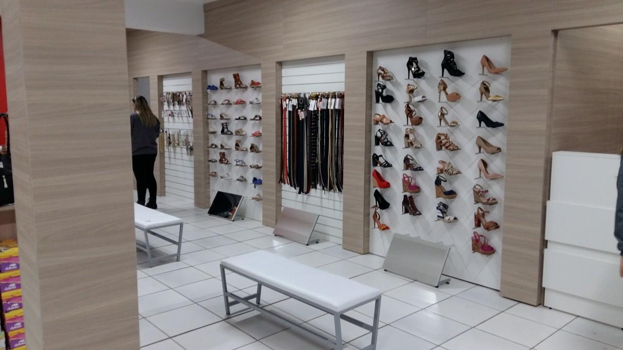 prateleiras de calçados para loja