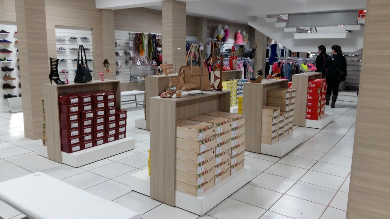 expositor personalizado para loja de calçados
