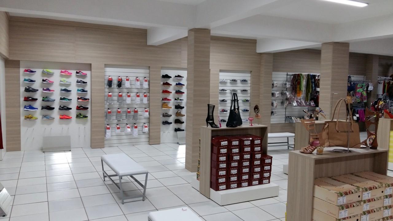 expositor e prateleiras para loja de calçados