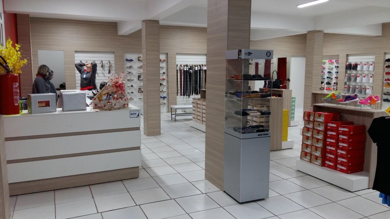 expositor sob medida para loja de calçados