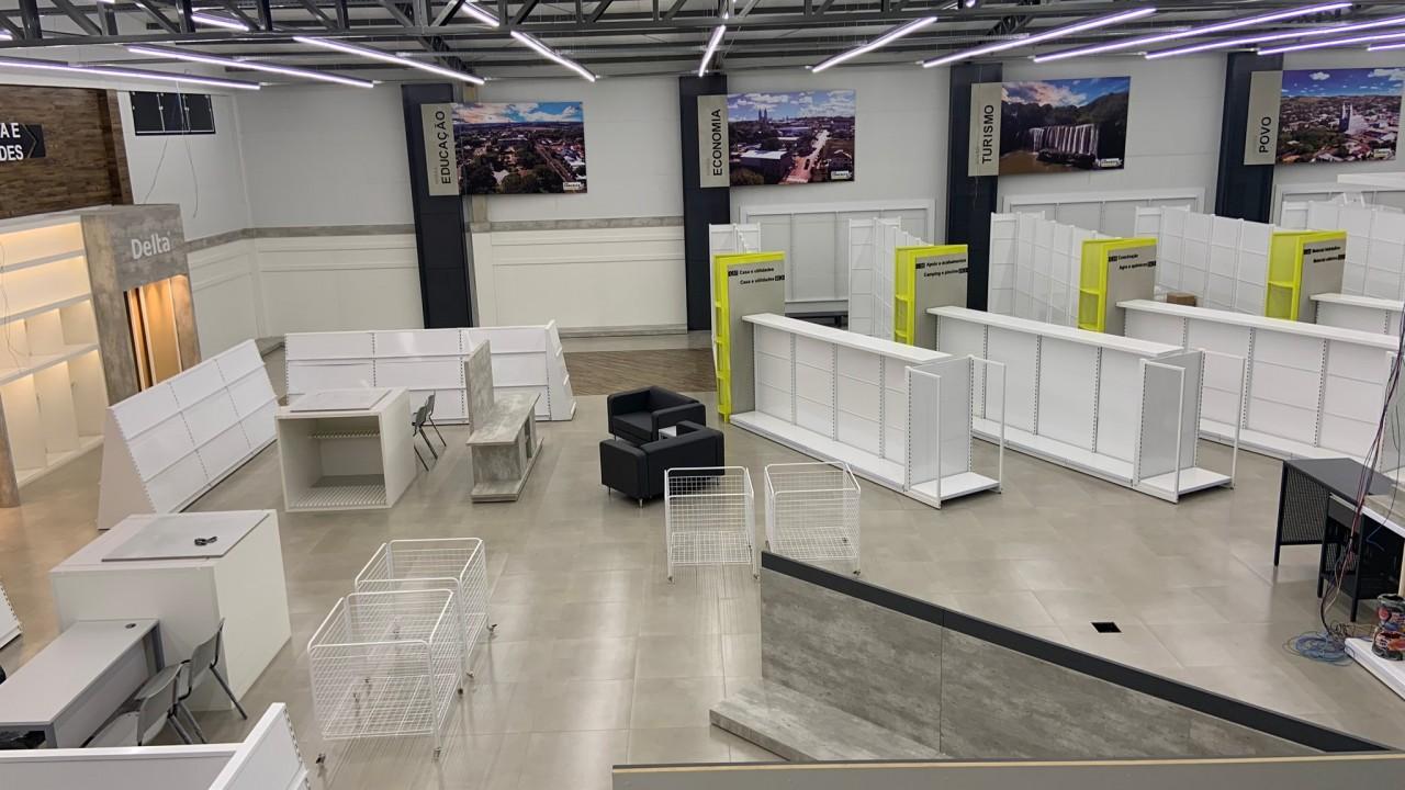 gôndolas e expositor de piso e cerâmicas