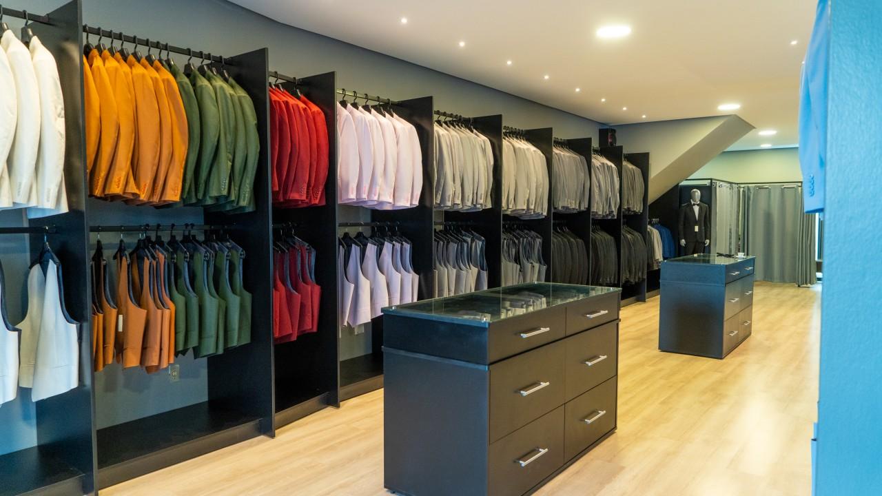 araras e expositores para trajes masculinos personalizadas sob medida