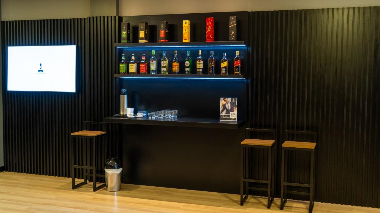 prateleiras para bebidas e decoração