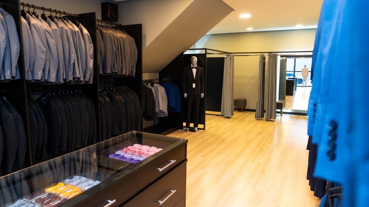 araras e expositores para trajes masculinos personalizadas sob medida