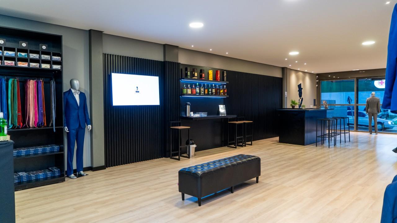 araras e expositores para trajes masculinos personalizadas sob medida