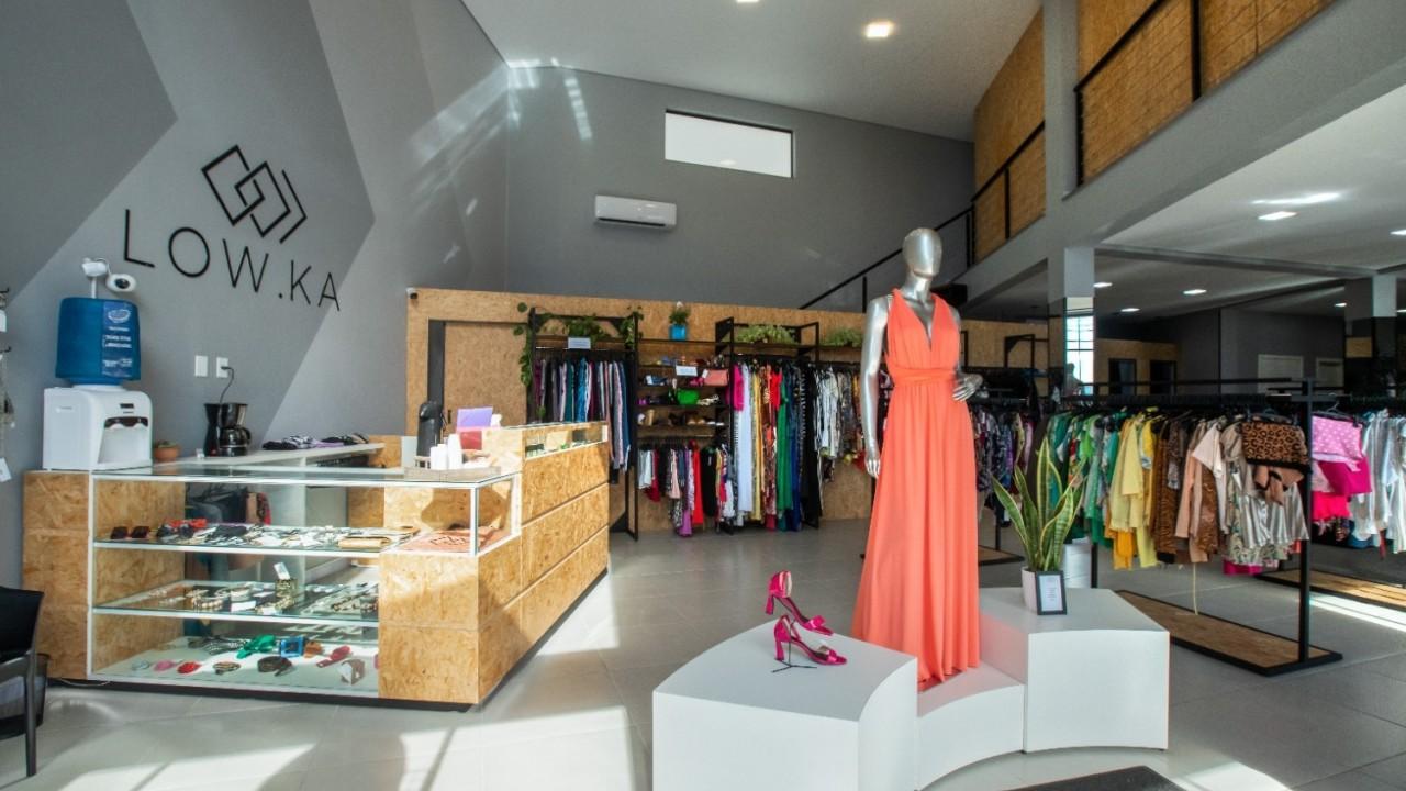 araras e expositores para roupas personalizadas sob medida