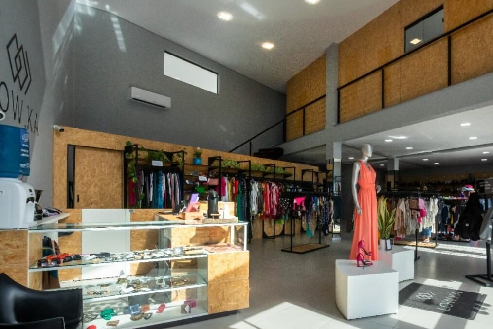 araras e expositores para roupas personalizadas sob medida
