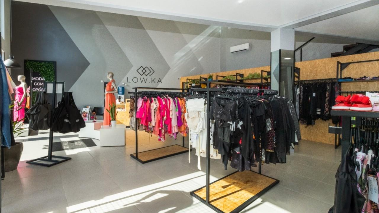 araras e expositores para roupas personalizadas sob medida