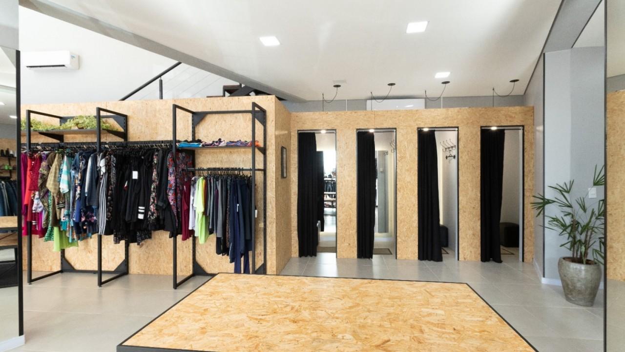 araras e expositores para roupas personalizadas sob medida