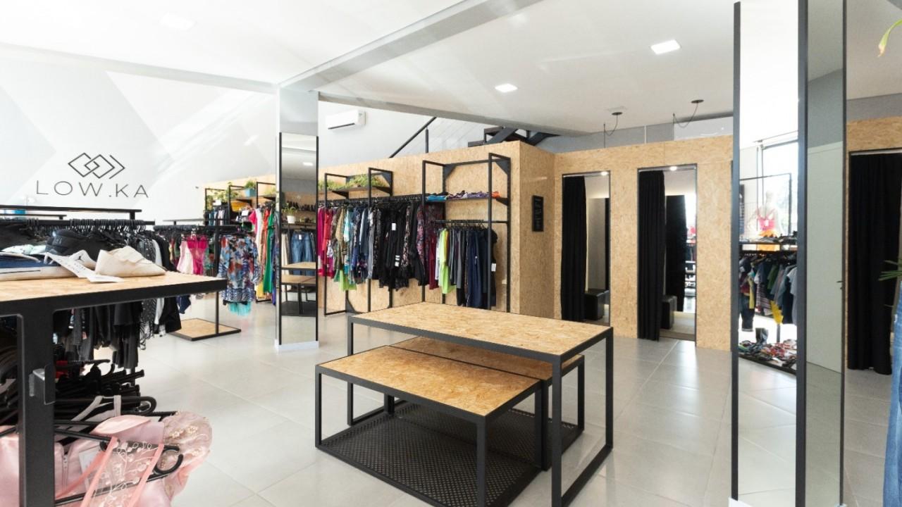 araras e expositores para roupas personalizadas sob medida