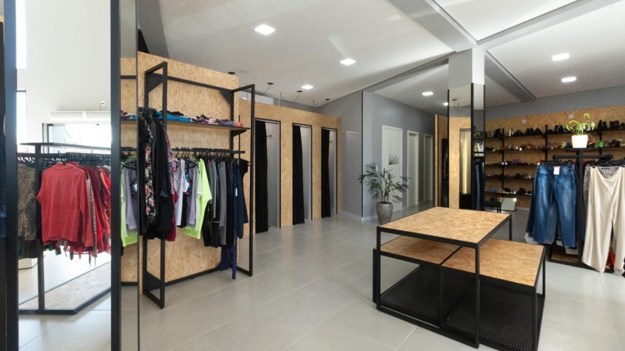 araras e expositores para roupas personalizadas sob medida