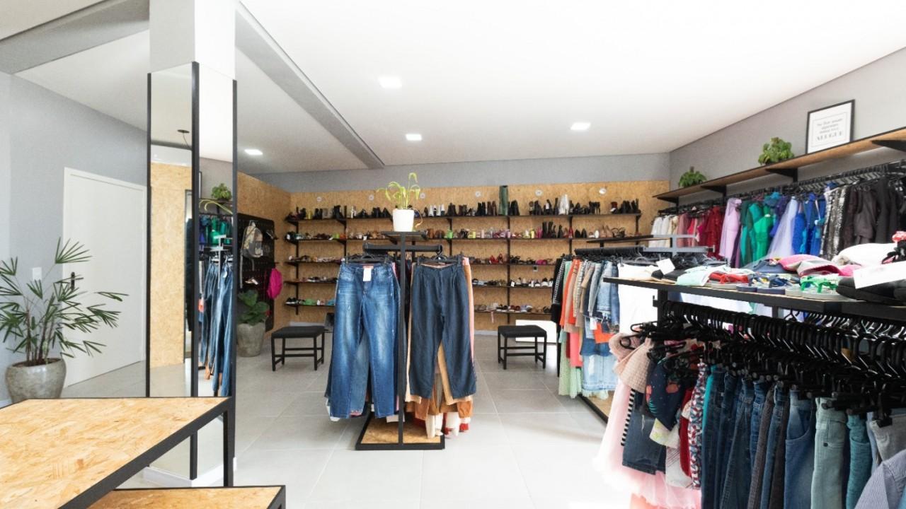 araras e expositores para roupas e calçados personalizadas sob medida