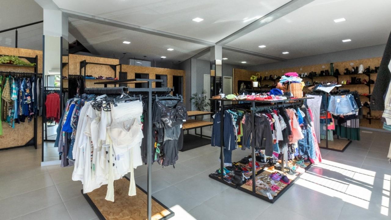 araras e expositores para roupas personalizadas sob medida