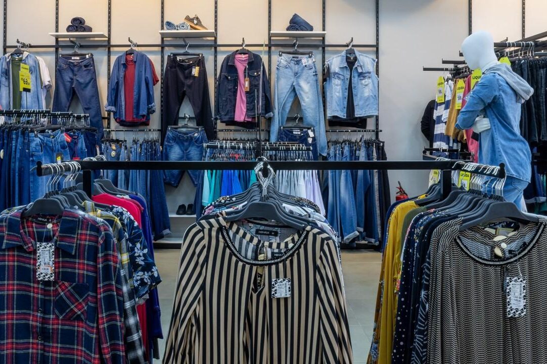araras e expositores para roupas personalizadas sob medida
