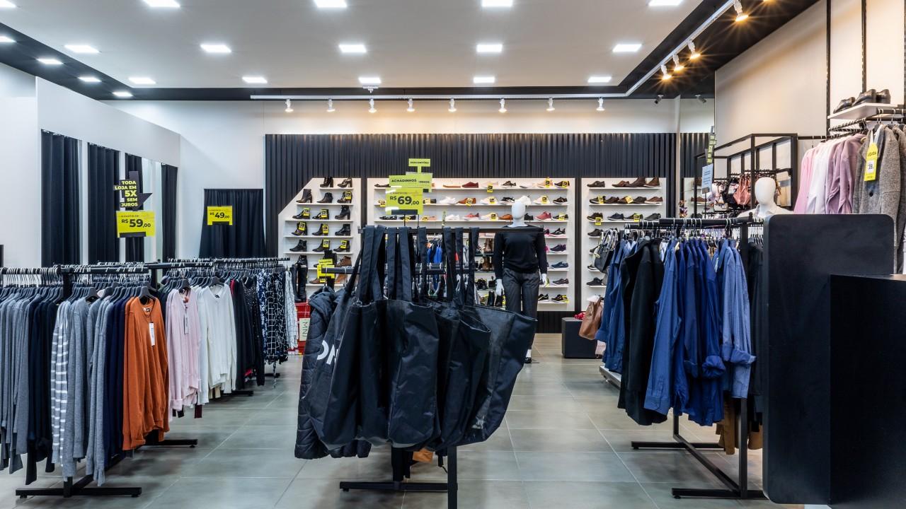 araras e expositores para roupas personalizadas sob medida