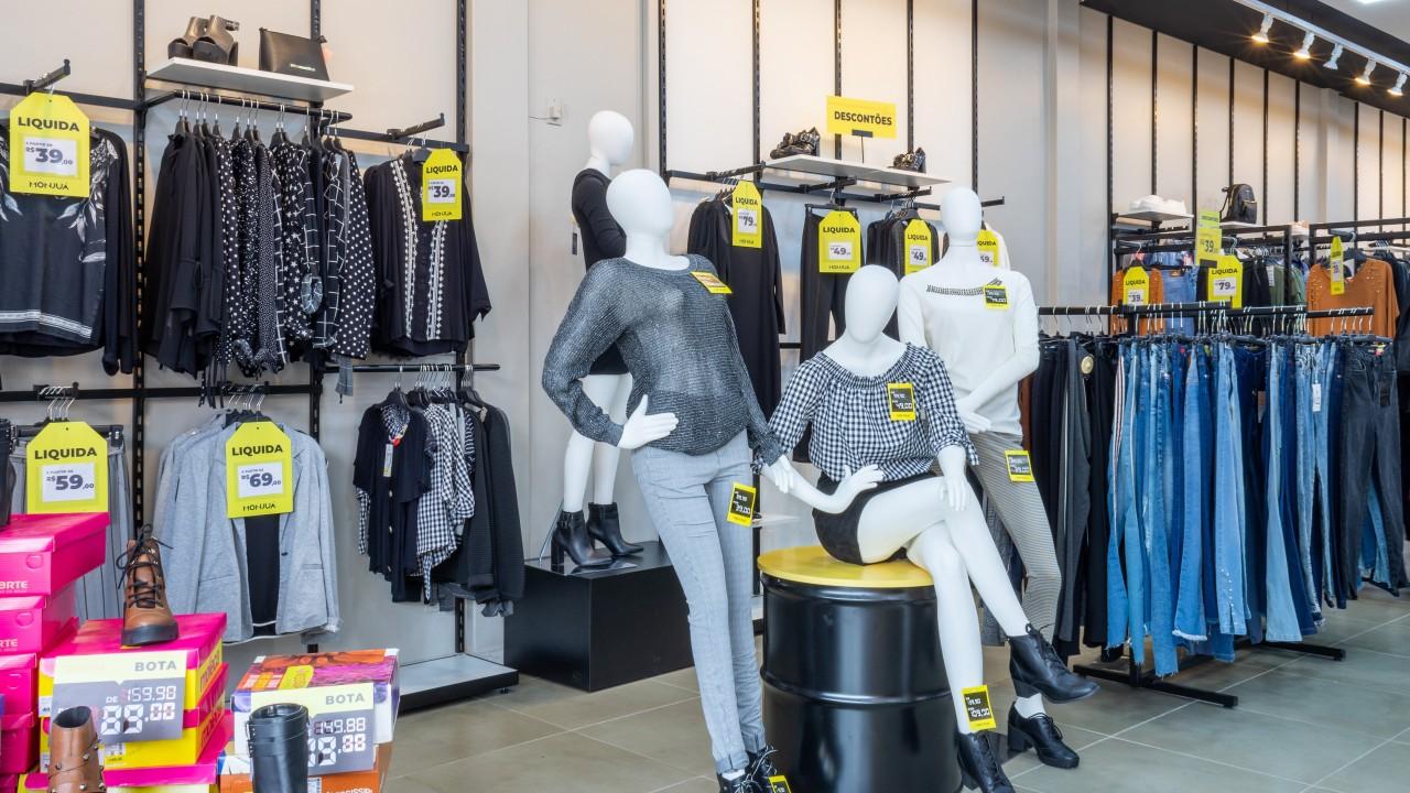 araras e expositores para roupas personalizadas sob medida