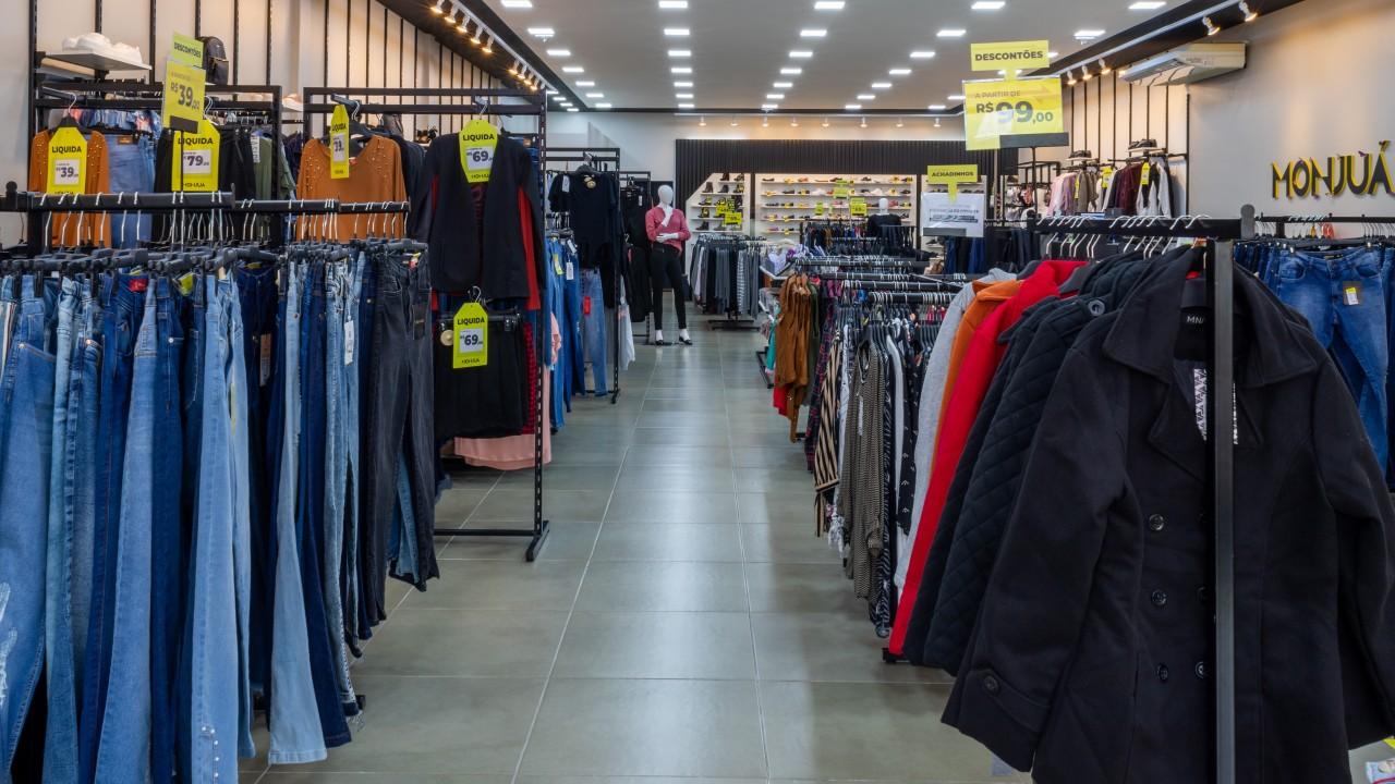 araras para roupas personalizadas sob medida