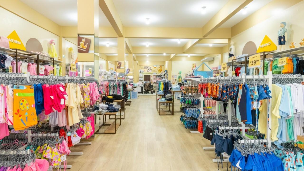 araras e expositores para roupas infantis personalizadas sob medida