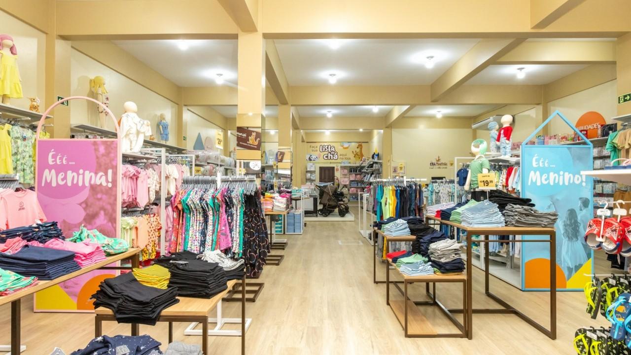 araras e expositores para roupas infantis personalizadas sob medida