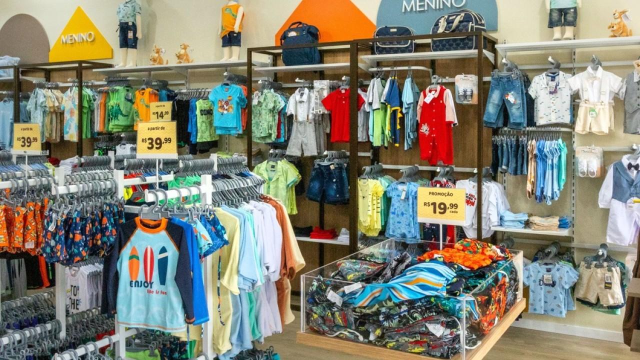 araras e expositores para roupas infantis personalizadas sob medida