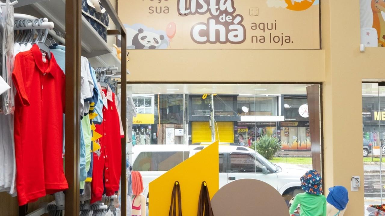 araras e expositores para roupas infantis personalizadas sob medida