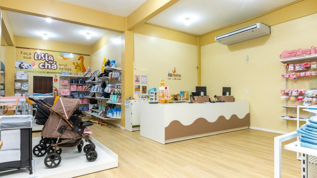 araras e expositores para roupas infantis personalizadas sob medida